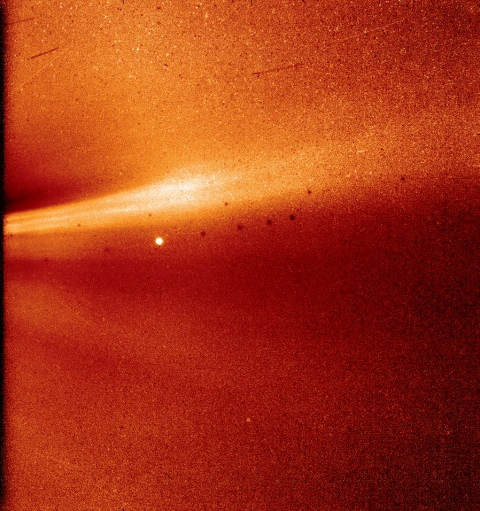 Saulės vainiko juosta (horizontalios linijos ties nuotraukos viduriu). Šaltinis: NASA/Naval Research Laboratory/Parker Solar Probe
