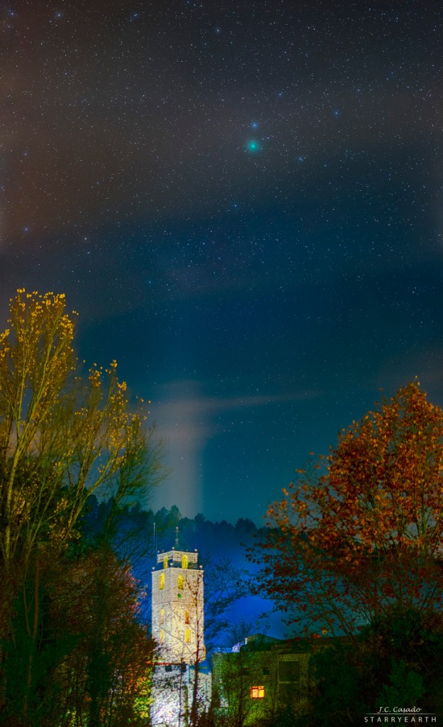Kometa 46P Wirtanen (žalia dėmelė truputį dešiniau nuo nuotraukos vidurio) virš bažnyčios bokšto Katalonijoje. ©Juan Carlos Casado (TWAN, Earth and Stars)