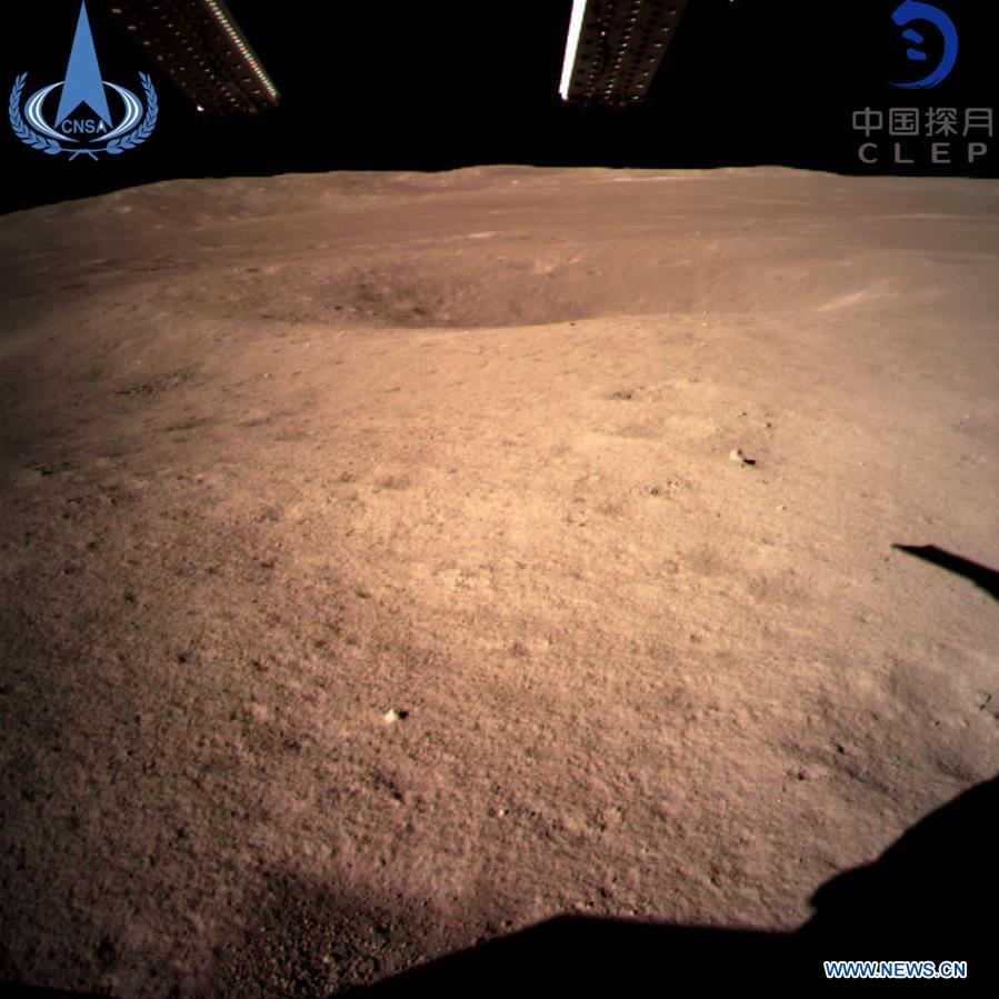 Pirmoji nuotrauka iš Kinijos zondo Chang'e 4, sėkmingai nutūpusio tolimojoje Mėnulio pusėje. Šaltinis: Xinhua, CNSA