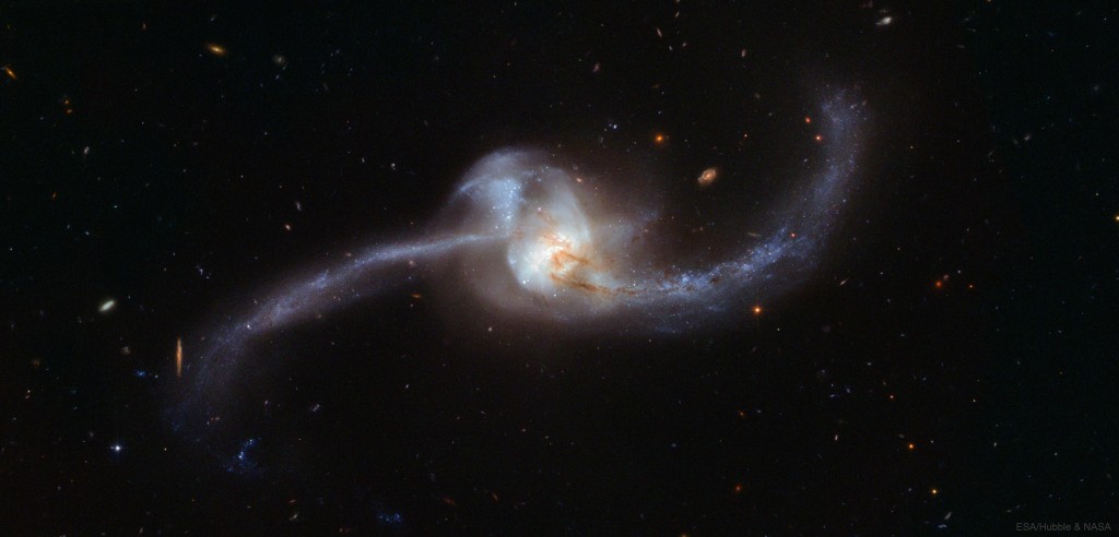 Besijungiančių galaktikų pora NGC 2623. ©ESA/Hubble, NASA