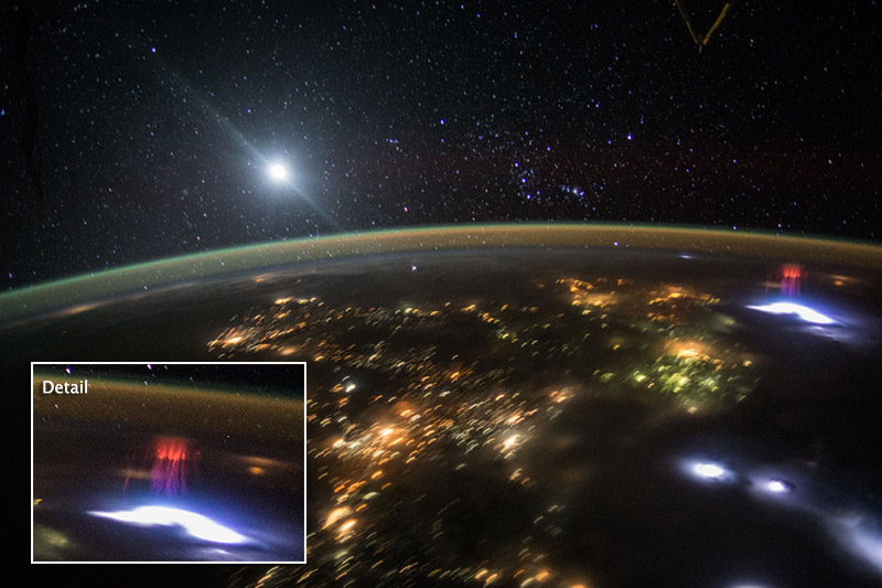 NASA iš tarptautinės kosmoso stoties nufotografuotas aukštuminis žaibas raudonasis spraitas.