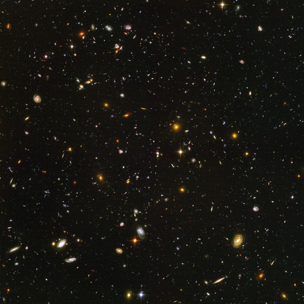Hablo teleskopu daryta nuotrauka, vadinama „Ypatingai giliu lauku“ (angl. Ultra-deep field). Visi matomi objektai yra tolimos galaktikos, kai kurių šviesa iki mūsų keliauja daugiau nei 11 milijardų metų. Šaltinis: NASA, ESA, Hubble